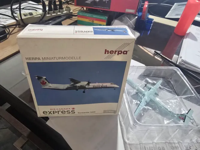 Miniatura Bombardier Q400 na pintura da Air Canada Express, na escala 1:200.