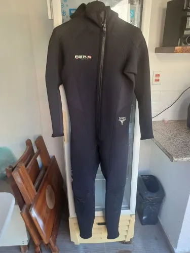 Roupa de Mergulho Mares 5mm, usado apena 3 vezes fecho na frente, capuz cor preta, Rover.