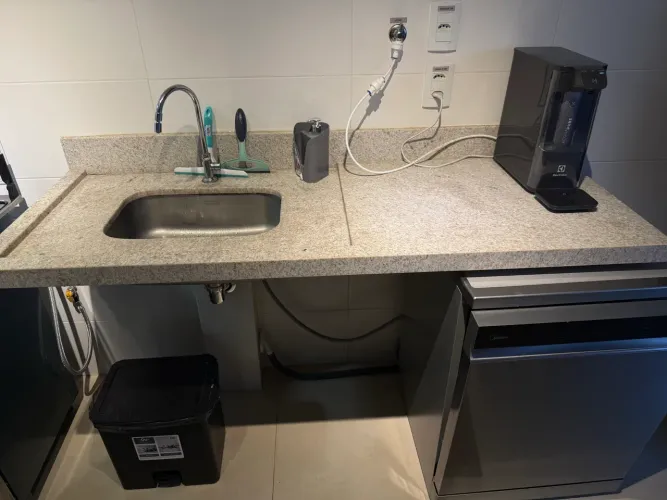 Bancada de pia mármore Siena 160x60 cm com torneira e roda pia