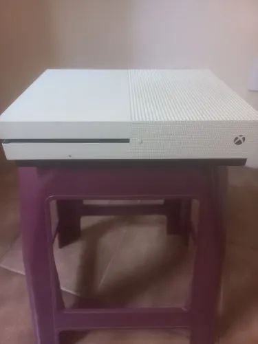 Xbox One S 1tr, dois controles, caixa, cabos e jogo midia física