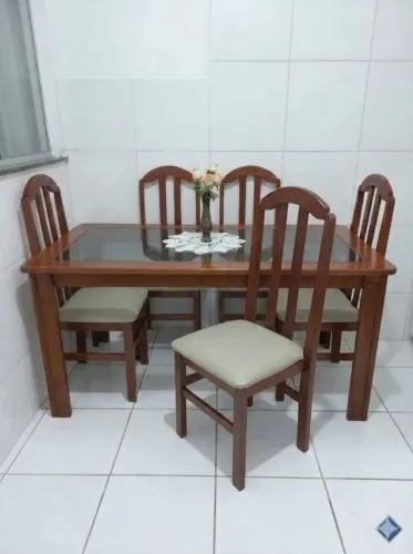 Mesa com 6 cadeiras