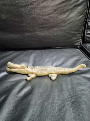 Item decorativo de latão maciço em formato de jacaré com boca funcional (31cm)