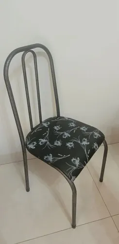 Quatro Cadeiras de Cozinha de Metal e Estofada
