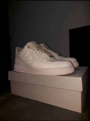 Air Force 1, número 42, tenis na caixa, excelente estado e original. Preço a negociar +/-