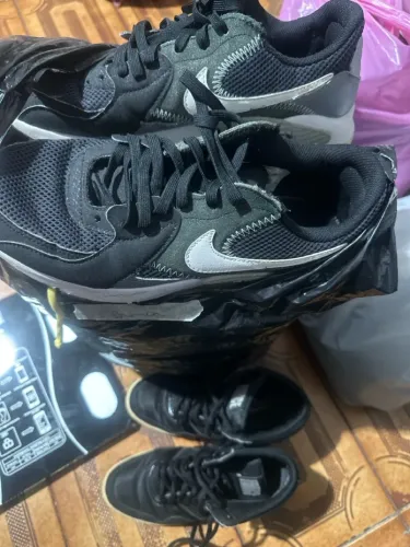 Peças de roupas e sapatos