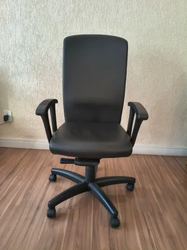 Cadeira giratória em couro