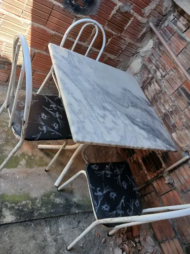 Mesa com pedra de mármore +3 cadeiras