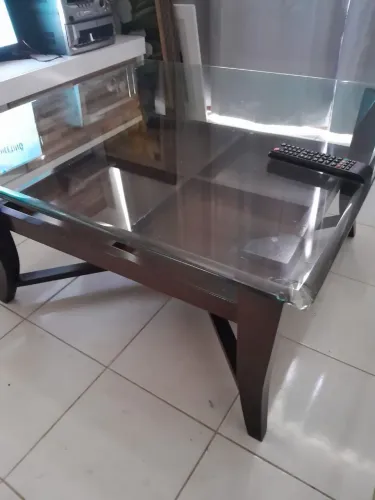 MESA DE CENTRO DE VIDRO E MADEIRA