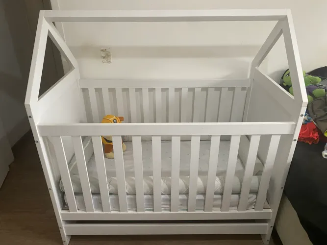 Berço/ cama montessoriana com colchão impermeável 