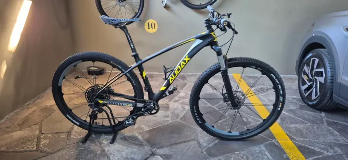 Bicicleta Audax full carbon com rodas  Crank Brothers. Faço a 10.500,00 com rodas originai