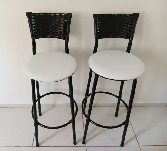 Par de banquetas altas novas com encosto