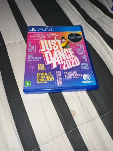 Jogo para se divertir com a família dançando 