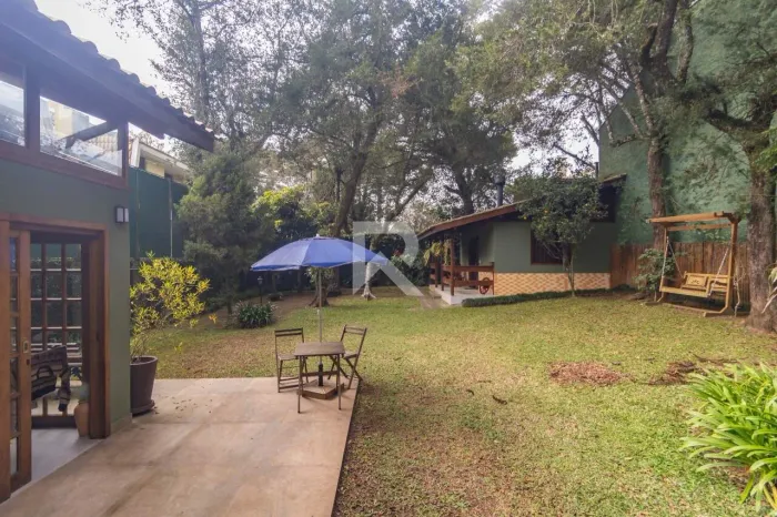 Casa de Rua com Quintal Verde e Espaço Gourmet, 3 quartos 4 Vagas à venda, 200m²- Santa Fe