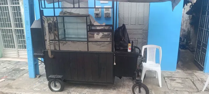 Carrinho para churrasquinho e lanches.