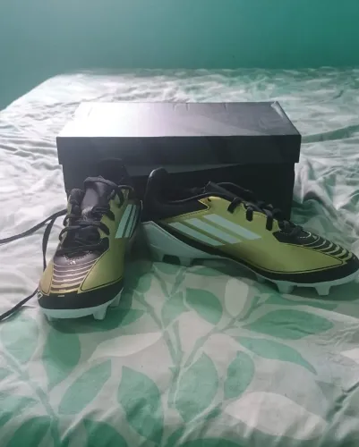 Chuteira Adidas Campo F50 Club Messi Dourado/Preto