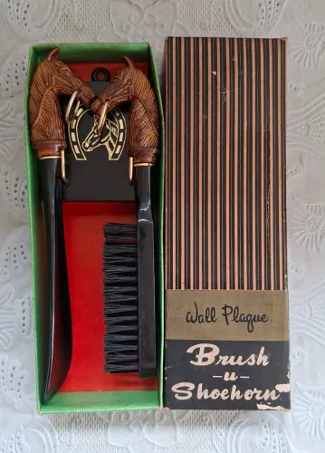 Conjunto vintage de calçadeira e escova de roupas com temática equestre