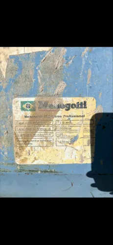 Vendo betorneira Menegotti profissional 250L