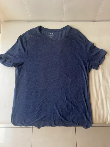 Camiseta H&M azul escuro tamanho M gola em V