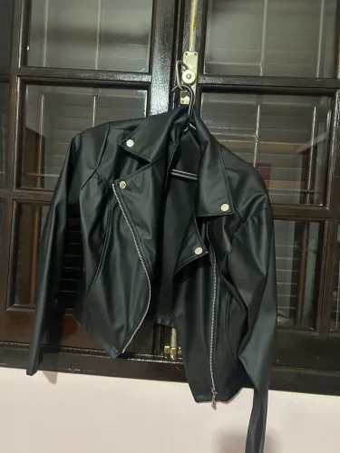     Jaqueta biker preta feminina aesthetic