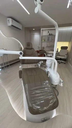 Consultório odontológico OSLEN + mocho + fotopolimerizador VALO