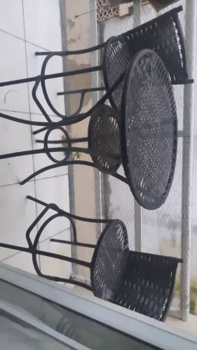 Mesa e cadeiras