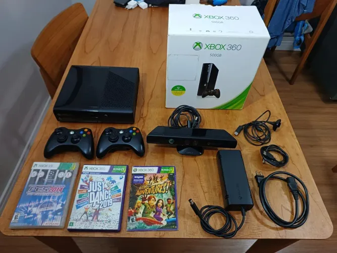 Vendo XBOX 360 Super Slim desbloqueado com Kinect+2 controles+3 jogos+64 jogos na memória.
