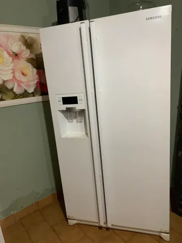 Vende se geladeira Samsung 127 volts possui máquina de gelo e filtro água tudo ok ?