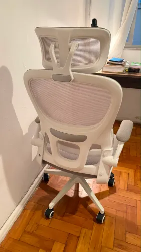 Cadeira de escritório ergonômica branca e cinza em ótimo estado