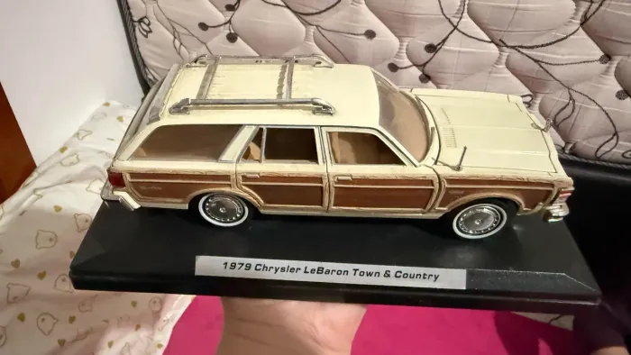 Miniatura Chrysler LeBaron Town & Country Wagon (1979) Escala 1/24
