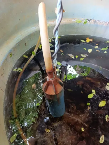 Vende-se uma caixa de 2 mil litros e uma bomba sapinho  por 900,00