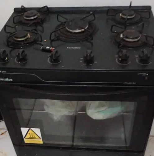 Vendo um fogão 5 boca uma mesa um tanquinho