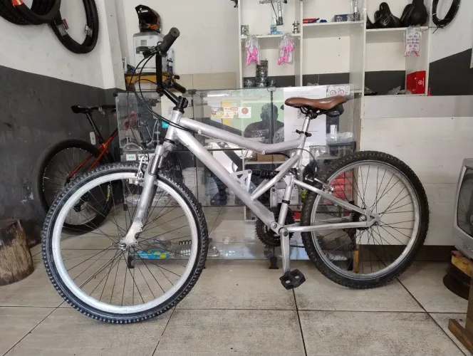 Vendo bike aro 26 toda de alumínio