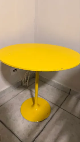Mesa amarela redonda em laca 