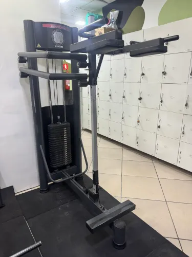 Panturrilha em pé com placa