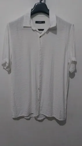 Camiseta social de botão bege - tamanho M