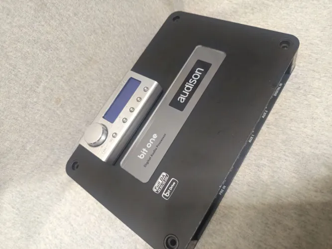 Processador de audio Audison bit one. So o aparelho e controle