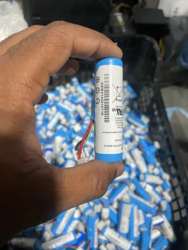 Bateria de lítio com fios e conector
