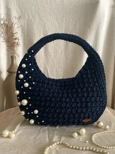 bolsa de festa em crochê com pérolas