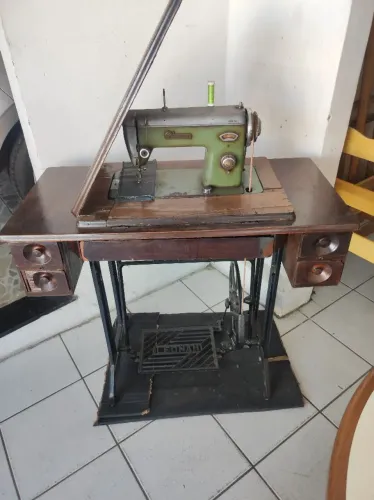 MÁQUINA DE COSTURA LEONAM ANTIGA.