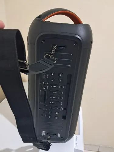Caixa de som com controle remoto