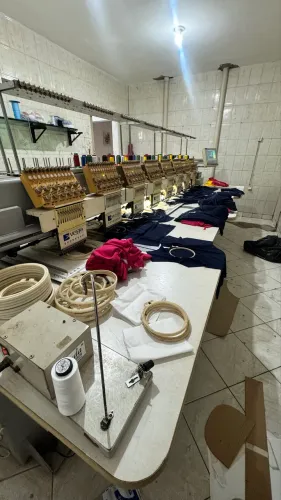 Máquina de bordar 8 cabeças 12 cores
