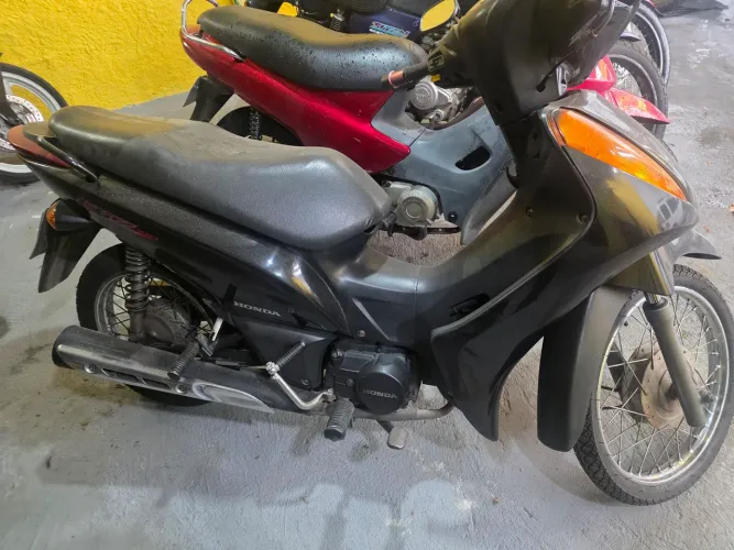Honda biz completa 18 vezes