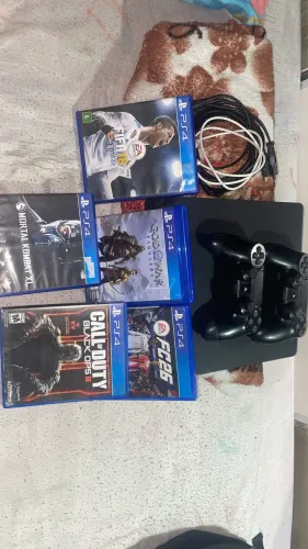 Vendo ps4 slim semi novo 1TB em boas condições, pegando perfeitamente,