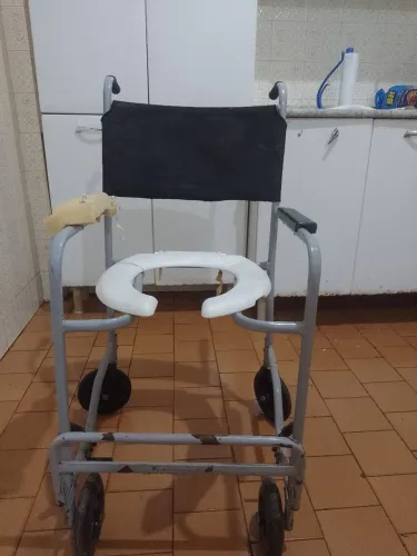 VENDO CADEIRA DE RODAS PARA BANHO USADA EM BOM ESTADO DE CONSERVAÇÃO, TORRAR HJ 35,00