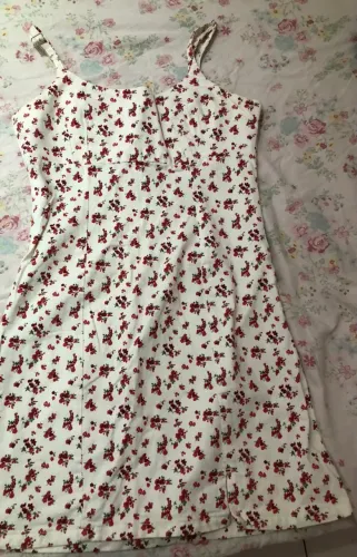 Três vestidos, Um corset e Um cropped com manga
