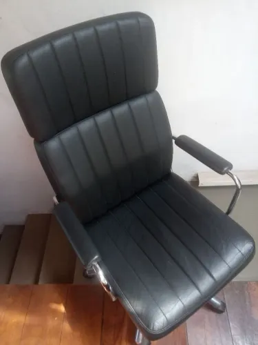 Cadeira escritório semi nova 