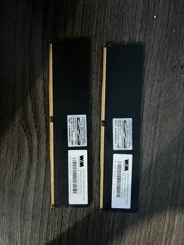 Pentes Memoria RAM (8GB, 4GB cada)