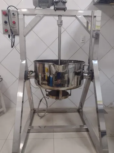 Panela com mexedor elétrico