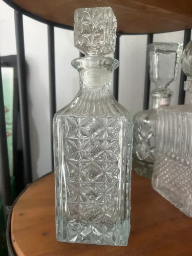 Garrafa para wisky em alto relevo 