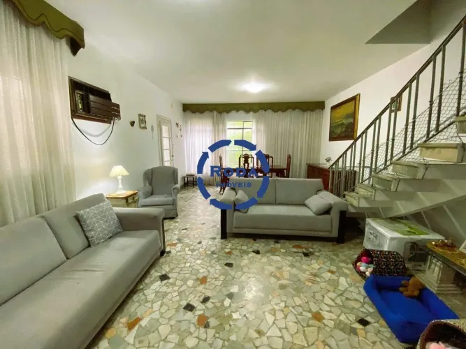 Casa | Sobrado | 3 dormitórios | 5 vagas de garagem | 1 quadra da praia à venda no José Me
